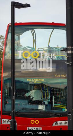 Cardiff, Wales, 29. Oktober 2023: Hellroter Doppeldeckerbus im Stadtzentrum von Cardiff. Besucher können den ganzen Tag über aus- und einsteigen Stockfoto