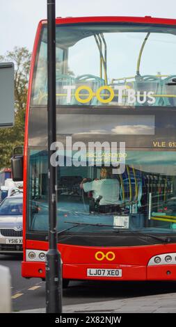 Cardiff, Wales, 29. Oktober 2023: Hellroter Doppeldeckerbus im Stadtzentrum von Cardiff. Besucher können den ganzen Tag über aus- und einsteigen Stockfoto