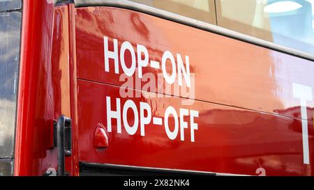 Cardiff, Wales, 29. Oktober 2023: Hellroter Doppeldeckerbus im Stadtzentrum von Cardiff. Besucher können den ganzen Tag über aus- und einsteigen Stockfoto