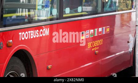 Cardiff, Wales, 29. Oktober 2023: Hellroter Doppeldeckerbus im Stadtzentrum von Cardiff. Besucher können den ganzen Tag über aus- und einsteigen Stockfoto