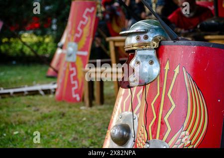 Nachbildungen römischer Legionärschilde und Helme bei einem historischen Erholungsfestival Stockfoto