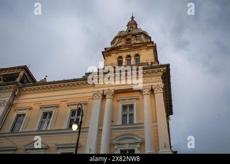 Historisches Gebäude in der Stadt Arad, Rumänien. Detail der Fassade. Hochwertige Fotos. Hochwertige Fotos Stockfoto