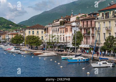 Vormittagsatmosphäre an der Seepromenade in Salo am Gardasee Stockfoto