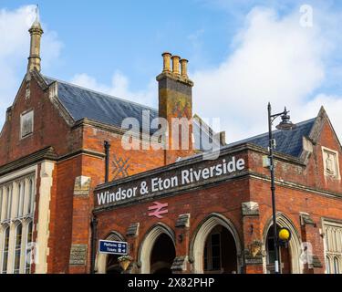 Windsor, Großbritannien - 21. Oktober 2023: Das Äußere des Bahnhofs Windsor und Eaton Riverside in Windsor, Großbritannien. Stockfoto