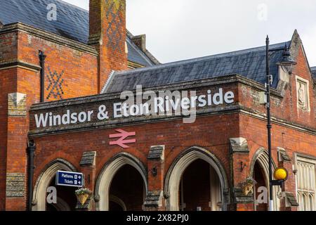 Windsor, Großbritannien - 21. Oktober 2023: Das Äußere des Bahnhofs Windsor und Eaton Riverside in Windsor, Großbritannien. Stockfoto