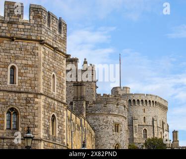 Windsor, Großbritannien - 21. Oktober 2023: Das Äußere des historischen Windsor Castle in Berkshire, Großbritannien. Stockfoto