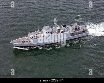 Das ukrainische Minenschiff Tscherkasy (M311). Die Sandown-Klasse SRMH ist die ehemalige HMS Shoreham. Stockfoto