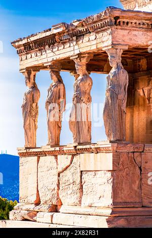 Athen, Griechenland: Detail der Caryatiden-Veranda auf der Akropolis. Antike Erechtheion oder Erechtheum Tempel, Akropolis Hügel, Reiseziel Europa Stockfoto