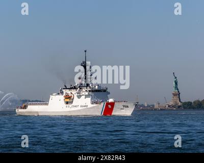 New York, New York, USA. Mai 2024. Der Cutter USCGC Calhoun (WMSL-759) aus Charleston, South Carolina, kommt an der Freiheitsstatue vorbei. Der Beginn der Gedenkfeier in New York City beginnt mit der Parade der Schiffe auf dem Hudson River. (Kreditbild: © Carlos Chiossone/ZUMA Press Wire) NUR REDAKTIONELLE VERWENDUNG! Nicht für kommerzielle ZWECKE! Quelle: ZUMA Press, Inc./Alamy Live News Stockfoto