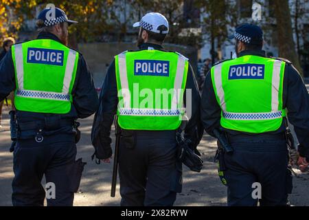 London, Vereinigtes Königreich - 11. November 2023: Drei Polizeibeamte im Zentrum von London, Vereinigtes Königreich. Stockfoto