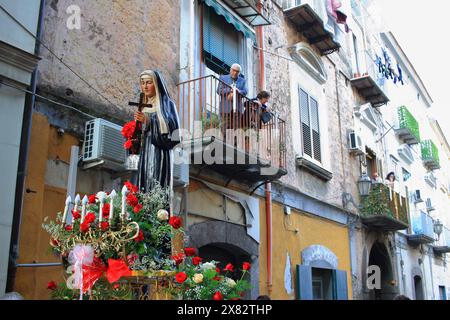 Die Statue von Santa Rita da Cascia wird in einer Prozession durch die Straßen des historischen Zentrums getragen, gefolgt von den Gläubigen und der Band. Stockfoto