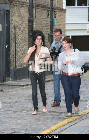 Amy Winehouse, gefolgt von Paparazzi. Camden, London UK 2007 Stockfoto