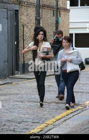 Amy Winehouse, gefolgt von Paparazzi. Camden, London UK 2007 Stockfoto