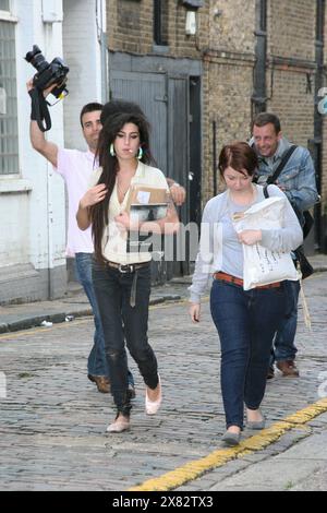 Amy Winehouse, gefolgt von Paparazzi. Camden, London UK 2007 Stockfoto