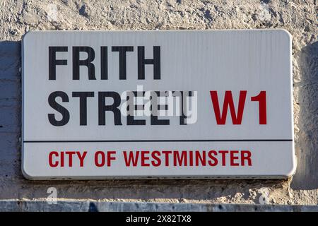 London, Großbritannien - 15. Januar 2024: Straßenschild für die Frith Street im Soho-Viertel von London, Großbritannien. Stockfoto