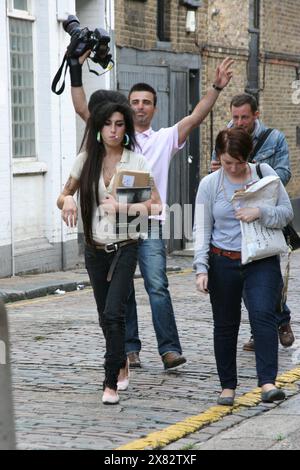 Amy Winehouse, gefolgt von Paparazzi. Camden, London UK 2007 Stockfoto