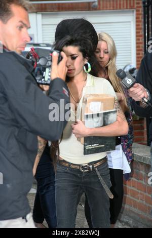 Amy Winehouse, gefolgt von Paparazzi. Camden, London UK 2007 Stockfoto