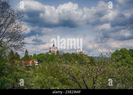 Blick auf das neue Schloss in Banska Stiavnica im Mai. Wunderschöne natürliche Umgebung. Stockfoto