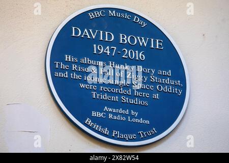 London, Großbritannien - 15. Januar 2024: Eine blaue Plakette in London, Großbritannien, markiert den Standort der Trident Studios, wo David Bowie ikonische Alben aufnahm. Stockfoto