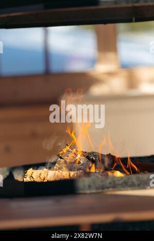 Nahaufnahme eines Kamins in einer Hütte in Norwegen Stockfoto