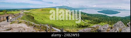 Panoramablick auf den Kussharo-See, Japans größten Caldera-See, und den Bihoro-Pass von der Spitze des Aussichtspfads im Osten von Hokkaido. Stockfoto