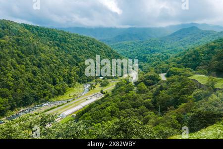 Ein Blick aus der Vogelperspektive entlang der Route 93, mit Blick nach Osten über das offene Tal des unteren Iwaobetsu River auf der Shiretoko Halbinsel, Hokkaido, Japan. Stockfoto