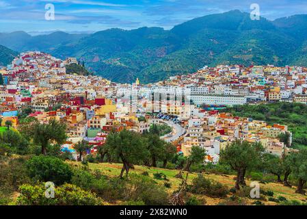 Moulay-Idriss, Marokko: Panoramablick auf die farbenfrohe, heilige Stadt Moulay Idriss. Nordafrika Stockfoto