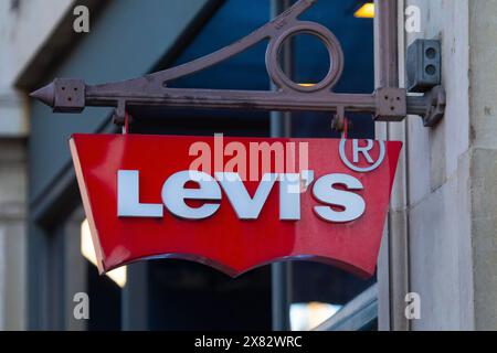 London, Großbritannien - 15. Januar 2024: Nahaufnahme des Levis-Logos auf der Außenseite des Ladens in der Regent Street in London, Großbritannien. Stockfoto