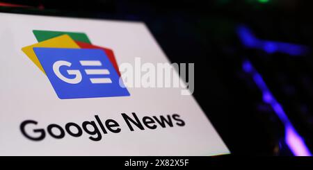 Viersen, Deutschland - 9. Mai. 2024: Nahaufnahme des Smartphones mit Logo-Schriftzug von Google News auf der Computertastatur Stockfoto