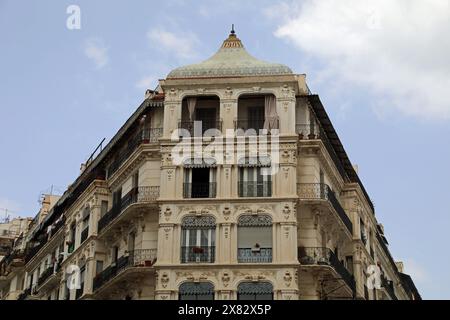 Luxuriöses Apartmentgebäude aus dem Jahr 1904 im Stadtzentrum von Algier Stockfoto