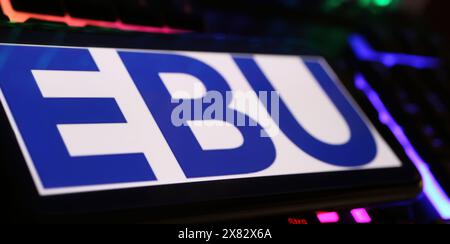 Viersen, Deutschland - 9. Mai. 2024: Nahaufnahme des Smartphones mit Logo-Schriftzug der europäischen rundfunkunion der EBU auf Computertastatur Stockfoto