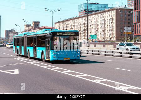 Moskau, Russland - 18. Mai 2024: Ein Personenbus fährt entlang des Leningradski-Prospekt. Ausgewählter Fokus. Hochwertige Fotos Stockfoto