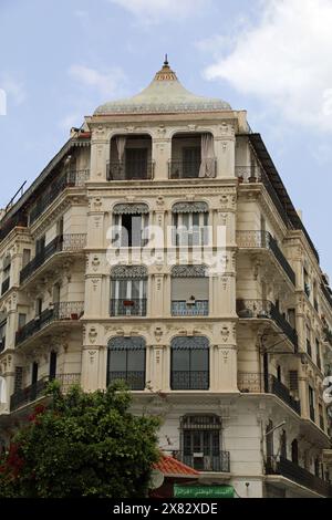 Luxuriöses Apartmentgebäude aus dem Jahr 1904 im Stadtzentrum von Algier Stockfoto