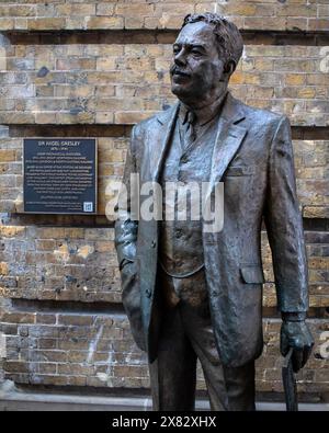 London, UK - 5. Februar 2024: Statue des berühmten Lokomotivbauers Sir Nigel Gresley, am Bahnhof Kings Cross in London, Großbritannien. Stockfoto