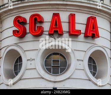London, UK - 5. Februar 2024: Das Neonschild an der Außenseite von Scala - einem Nachtclub und Live-Musik-Veranstaltungsort an der Pentonville Road in London, Großbritannien. Stockfoto
