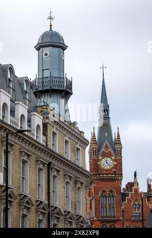 Blick auf das Lighthouse Building und den Turm des St. Pancras Renaissance Hotel im Hintergrund, im Kings Cross Viertel von London, Großbritannien. Stockfoto