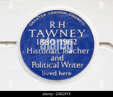 London, UK - 5. Februar 2024: Blaue Tafel am Mecklenburgh Square in London, UK, markiert den Ort, an dem der Historiker, Lehrer und politische Schriftsteller R Stockfoto