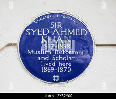 London, UK - 5. Februar 2024: Blaue Tafel am Mecklenburgh Square in London, Großbritannien, die den Ort markiert, an dem der muslimische Reformator Sir Syed Ahmed Khan lebte Stockfoto