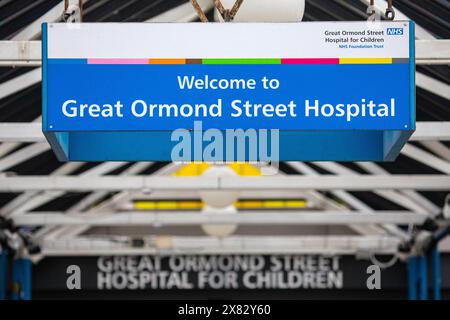 London, UK - 5. Februar 2024: Nahaufnahme des Schildes am Eingang zum Great Ormond Street Hospital for Children in London, UK. Stockfoto