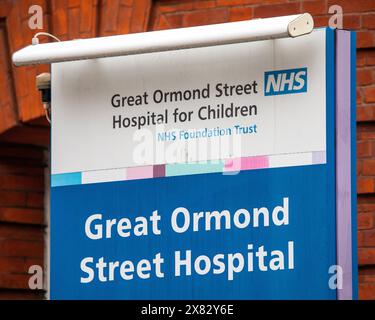 London, UK - 5. Februar 2024: Nahaufnahme des Schildes am Eingang zum Great Ormond Street Hospital for Children in London, UK. Stockfoto