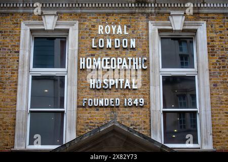 Ein Vintage-Schild an der Außenseite des Royal London Homöopathic Hospital - gegründet 1849, befindet sich in der Great Ormond Street in London, Großbritannien. Stockfoto