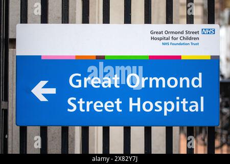 London, UK - 5. Februar 2024: Nahaufnahme des Schildes am Eingang zum Great Ormond Street Hospital for Children in London, UK. Stockfoto