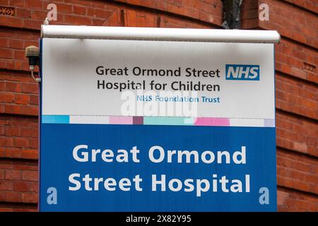 London, UK - 5. Februar 2024: Nahaufnahme des Schildes am Eingang zum Great Ormond Street Hospital for Children in London, UK. Stockfoto