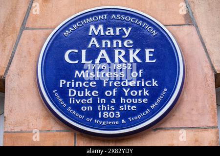 London, UK - 5. Februar 2024: Gedenktafel an einem Gebäude am Tavistock Place in London, Großbritannien, wo die Geliebte von Prinz Frederick Duke of York - Mary steht Stockfoto