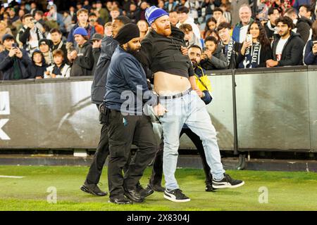 Melbourne, Australien. Mai 2024. Nach dem Spiel zwischen Tottenham Hotspur FC und Newcastle United FC auf dem Melbourne Cricket Ground eskortieren Sicherheitsleute einen Eindringling aus dem Boden. Newcastle gewann das Spiel im Elfmeterschießen mit 5:4. (Foto: George Hitchens/SOPA Images/SIPA USA) Credit: SIPA USA/Alamy Live News Stockfoto