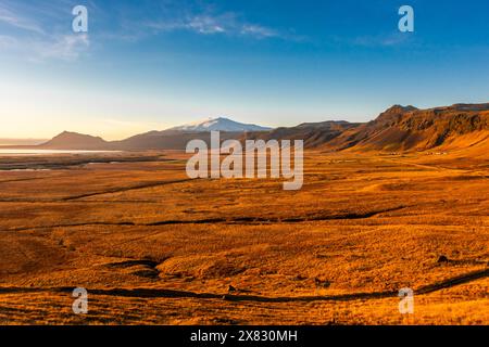 Sonnenuntergang über den Wiesen der Snaefellsness Peninsula, Island Stockfoto