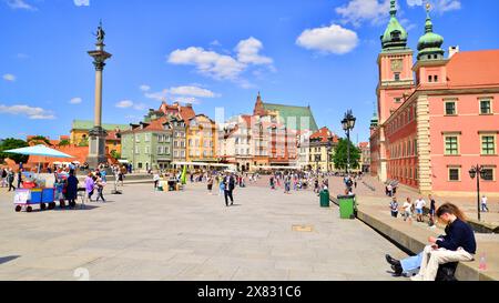 Warschau, Polen. 18. Mai 2024. Menschen unterschiedlichen Alters und Nationalitäten laufen im Frühling in der Altstadt vorbei. Leute auf der Straße. Stockfoto