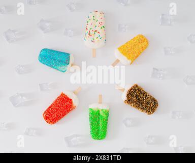 Sommerkomposition mit farbenfrohen Eiskrem und Eiswürfeln auf weißem Hintergrund mit kreativem Kopierraum. Minimales Konzept. Stockfoto