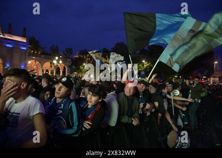 Bergamo, Italien. Mai 2024. Tifosi dell'Atalanta seguono la finale di Europa League contro il Bayern Leverkusen nella piazza principale della citt&#xe0; A Bergamo, Italia - 22 Maggio 2024 Sport calcio (Foto Tiziano Manzoni/LaPresse) Atalanta Fans folgen dem Europa League Finale gegen Bayern Leverkusen auf dem Hauptplatz in Bergamo, Italien - 22. Mai 2024 (Foto Tiziano Manzoni/LaPresse) Credit: LaPresse/Alamy Live News Stockfoto