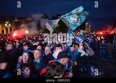 Bergamo, Italien. Mai 2024. Tifosi dell'Atalanta seguono la finale di Europa League contro il Bayern Leverkusen nella piazza principale della citt&#xe0; A Bergamo, Italia - 22 Maggio 2024 Sport calcio (Foto Tiziano Manzoni/LaPresse) Atalanta Fans folgen dem Europa League Finale gegen Bayern Leverkusen auf dem Hauptplatz in Bergamo, Italien - 22. Mai 2024 (Foto Tiziano Manzoni/LaPresse) Credit: LaPresse/Alamy Live News Stockfoto